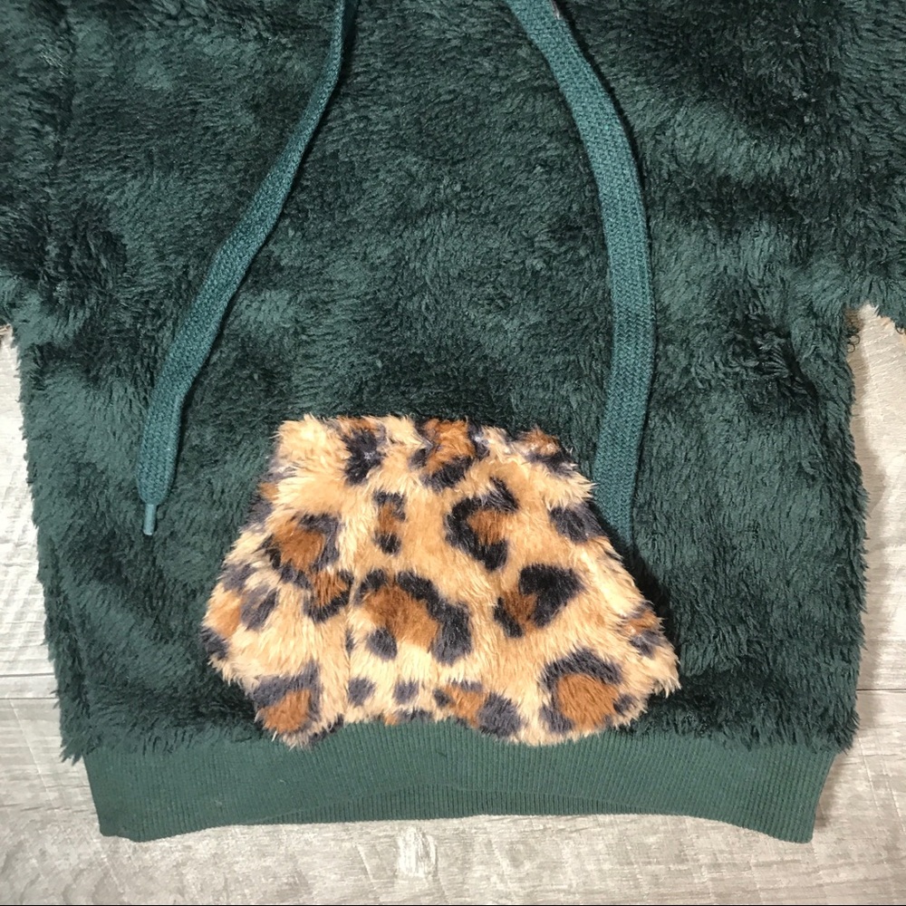 Green cheetah drawstring sherpa girls hoodie - Picture 4 of 5